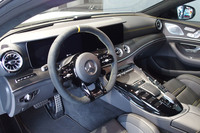 12.3インチのワイドディスプレイを2枚並べたメーターパネルを搭載。最新のコネクティビティーシステム「Mercedes me connect（メルセデス ミー コネクト）」も採用している。