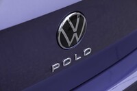 「ゴルフ」と同様に、フラットデザインのブランドエンブレムの下に「POLO」のロゴがレイアウトされる。