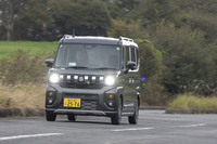 試乗車の「スペーシア ギア」はターボエンジン搭載のFFモデル。最高出力64PS、最大トルク98N・mとパワフルでマイルドハイブリッドも備わっているが、運転しやすさや乗り味は「N-BOXジョイ」のほうが上質に感じられた。