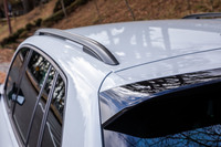 ルーフレールやリアスポイラーもブラックで統一。リアドアと車体後部のウィンドウは、ベースの「Rライン」と同じくUVカット機能付きのダークティンテッドガラスになっている。