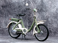 1966年に登場した「リトルホンダP25」。最高出力1.2PSの49cc単気筒SOHCエンジンを搭載。自転車感覚で乗れるようブレーキは前後とも手動で、エンジンはペダル始動。価格は「スーパーカブC50」（6万4000円）の半額以下の2万9800円だった。