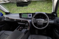 運転席側は包まれ感を、助手席側は広がり感を追求したというインテリア。独特な非対称形が印象的。