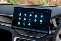 ダッシュ中央のタッチスクリーンは15.6インチ。電動で縦長スタイルへと回転できるギミックはなくなってしまった。