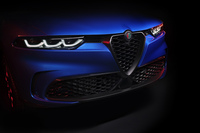 「トライローブ」と呼ばれるフロントグリルや、「SZ」「ブレラ」「156」などで用いられた3連ヘッドランプが目を引くフロントマスク。