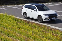 ルーフがブラックとなる2トーンカラー（オプション）を選択できるのは「Sエディション」のみとなる。試乗車のボディーカラーは、ホワイトパール×ブラックマイカ。
	 