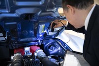 エンジンルームのほか、ボディーペイントやタイヤ、ホイールのコンディション、内装の“使用感”なども細かくチェックする。