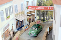 こちらは1955年のジオラマで、商店街を走り抜ける「フィアット1100／103TV」。