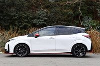 【日産ノート オーラNISMO】
	ボディーサイズ：全長×全幅×全高＝4125×1735×1505mm／ホイールベース：2580mm／車重：1270kg／駆動方式：FF／エンジン：1.2リッター直3 DOHC 12バルブ／モーター：交流同期電動機／エンジン最高出力：82PS（60kW）/6000rpm／エンジン最大トルク：103N・m（10.5kgf・m）/4800rpm／モーター最高出力：136PS（100kW）/3183-8500rpm／モーター最大トルク：300N・m（30.6kgf・m）/0-3183rpm／タイヤ：（前）205/50ZR17 93W／（後）205/50ZR17 93W（ミシュラン・パイロットスポーツ4）／燃費：23.3km/リッター（WLTCモード）／価格：286万9900円
	
	【取材時の燃費データ】
	テスト距離：226.0km（市街地2：高速道路6：山岳路2）／使用燃料：17.4リッター（レギュラーガソリン）／参考燃費：12.9km/リッター（満タン法）／12.4km/リッター（車載燃費計計測値）