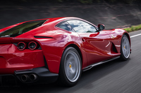 フェラーリ初となる電動ステアリング（EPS）のほか、後輪操舵を行う「バーチャルショートホイールベース2.0システム（PCV）」という機能も採用した。リアのダウンフォース確保のため、リアスポイラー後端部が「F12ベルリネッタ」よりも30mm高くなっている。