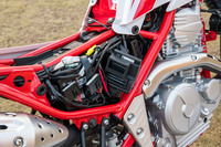 バッテリーケースの前方に押し込められたECU（写真中央）。以前はバッテリーの後方に積まれていたという。