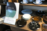 鳥取たくみ工芸店では地元の作品も数多く取りそろえている。