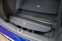 外したトノカバーは、ラゲッジルームの床下に固定できる。こうしたところも“抜かりない”。