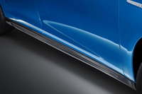 カーボン調仕上げのサイドスカートを採用。