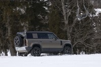 「ディフェンダー110」はエアサスが標準装備となっており、最低地上高を363mmにまで上げられる。