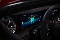 メーターパネルのデザインはAMGのハイブリッド車専用のもの。バッテリー残量やEV走行可能距離のほか、モーターの温度なども表示される。