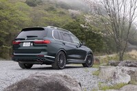 車高は1830mmが標準。手動調整で上下40mmの範囲で高さを変更できるほか、スポーツモード選択時あるいは車速が160km/hを超えると自動的に20mm下がり、スポーツモード選択時または車速が250km/hを超えるとさらに20mm下がる。