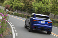 「Eペース」の「P250」は、電子制御マルチプレートクラッチを介して前後にトルクを配分する4WDシステムを搭載。ブレーキの制御によりコーナリング中の旋回性と接地性を高めるトルクベクタリング機能も備わる。