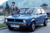 初代「フォルクスワーゲン・ゴルフ」とジウジアーロ。ゴルフは合理的なパッケージングにより、その後の小型大衆車の方向性を決定づけた。