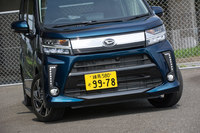 フロントまわりでは、新意匠のバンパーやメッキフロントグリル、新開発の多灯薄型LEDヘッドランプなどが、マイナーチェンジ後のモデルの特徴となっている。