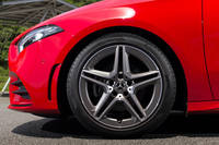 オプション「AMGライン」を選択した試乗車には、5スポークの18インチホイールと225/45R18サイズのタイヤが装着されていた。標準モデルのタイヤサイズは205/60R16。