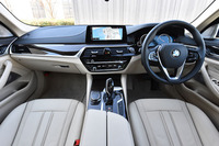 インパネの造形はBMWらしい水平基調のもの。センターパネルが運転席に向けて傾けられている。