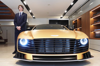 サム・ベネット氏と「アストンマーティン・ヴァリアント」。