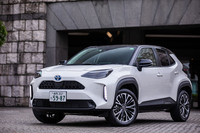 「ヤリス クロス」のサスペンションはフロントがストラット式、リアが搭載パワーユニットにかかわらずFF車はトーションビーム式、4WD車はダブルウイッシュボーン式となる。