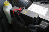 バッテリーはこちら。エンジンルームの左手、ホイールハウスのすぐ後ろにあります。そんなに特殊な場所じゃないと思うのだけど……。