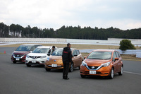 市販モデルの試乗は、サーキットの内周路で行われた。供されたのはご覧の4台で、なぜか「スカイライン」と「フーガ」のハイブリッドモデルは用意されていなかった。