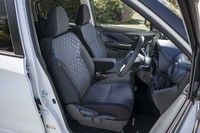 「ハイウェイスター」グレードのシートは、ブラックを基調にブルーでコーディネート。“大人の空間”が演出されている。