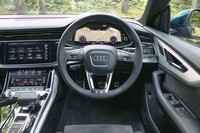 本革巻きのステアリングホイールには、シフトパドルが備わる。チルトとテレスコピックの調節機構は電動式。