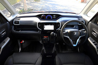 インストゥルメントパネルまわりにマイルドハイブリッド車との違いはない。ブルーメタリックのアッパーガーニッシュと、専用設計のメーターで見分けがつく程度だ。