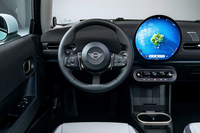 新型「MINIクーパー」のステアリングホイールは、新しいデザインに変更された。