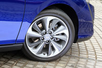 タイヤサイズは235/45R18。ブレーキの冷却性アップや空力性能の向上、軽量化などを考慮し、18インチアルミホイールには樹脂製のキャップが装着されている。