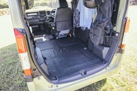 運転席だけを残し、広くフラットな床面がつくり出せる「N-VAN」。防汚性に優れる「ラゲッジマット」（オプション）を装着したまま、さまざまなシートアレンジができる。