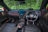 ダッシュボードとドアパネルには赤い模様が勇ましいリサイクルポリエステルがあしらわれる。ダッシュボードの主役は直径240mmの丸い有機ELディスプレイだ。