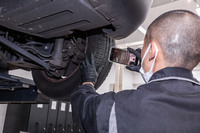 MINIつくばでは、ピットでの点検風景を動画で顧客に配信するサービスも実施。車両のオーナーは、普段あまり見ることのない愛車の下まわりや点検ポイントを、自宅などに居ながらにして確認することができる。