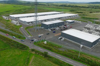 緑の大地にこつ然と現れる北豊富変電所。開源／稚内恵北の2カ所の開閉所から中川町にいたる送電線の核となる施設で、2018年10月に着工。2022年8月に受電し、2023年4月に商業運転が開始された。