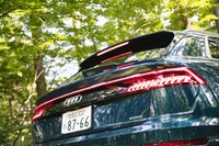 リアコンビランプは、左右がひとつながりになった特徴的なデザイン。