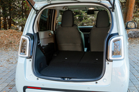 荷室の広さや使い勝手も「N-ONE」と変わらない。後席はチップアップだけでなくダイブダウン（写真）もできる。