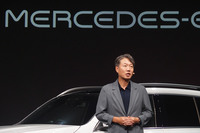 「EQB」の発表イベントで車両を紹介したメルセデス・ベンツ日本の上野金太郎社長。