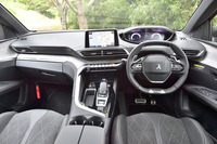 新世代のi-Cockpit（iコックピット）が採用されたインパネ。メーターがデジタル化され、上下がフラットな形状の小径ステアリングが採用されている。