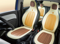 車体色が「ブルー ノクターンM」の個体では、シートカバーには「モガドール」のマカロンをイメージしたデザインが採用される。