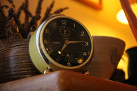 幼少時、わが家にあったユンハンス製目覚まし時計の同型品。パリの知人宅にて。