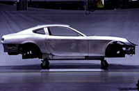 
	アルミ骨格にアルミのパネルを貼ってボディを形成する「スペースフレーム」を採り、軽量化に成功。
	 