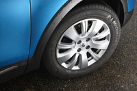 「ゼン」の足元は6.5J×16インチのアルミホイールに205/60R16サイズのタイヤの組み合わせ。偏平率60という、「インテンス」よりハイトの高いタイヤを履いている。
    