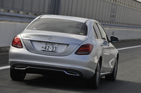高速道路を行く「C220dアバンギャルド」。JC08モードの燃費値は20.3km/リッターと公表される。