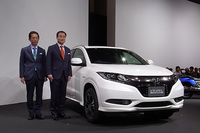 「ホンダ・ヴェゼル」と伊東孝紳 本田技研工業社長（右）、峯川 尚 専務執行役員（左）。