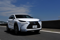 “Fスポーツ”仕様にはメッシュタイプの専用フロントグリル（スピンドルグリル）が採用される。