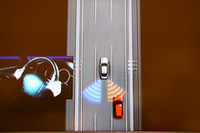 斜め後方に追走車がいるときにステアリングを切ろうとすると、VDCが作動。反対側に曲がろうとするヨーを発生させ、直進状態を維持する。